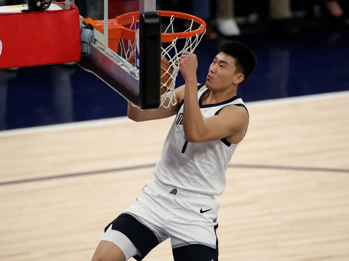 NBA职业球员在篮筐下完成扣篮的瞬间，灯光聚焦